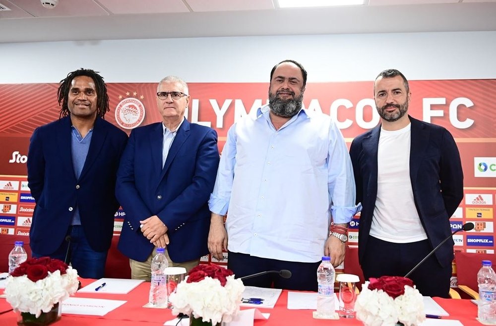 Christian Karembeu, Antonio Cordón y Evangelos Marinakis, durante la presentación de Diego Martínez.- Olympiacos