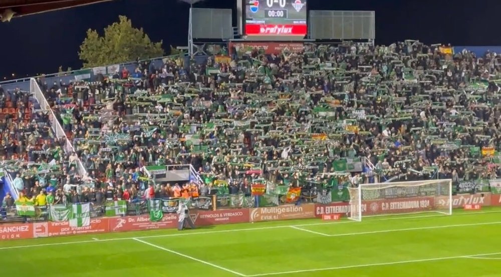 El Real Betis contra hoy de nuevo con el apoyo de miles de aficionados en los graderíos como ya ocurrió en la anterior eliminatoria copera en tierras extremeñas.- PGM