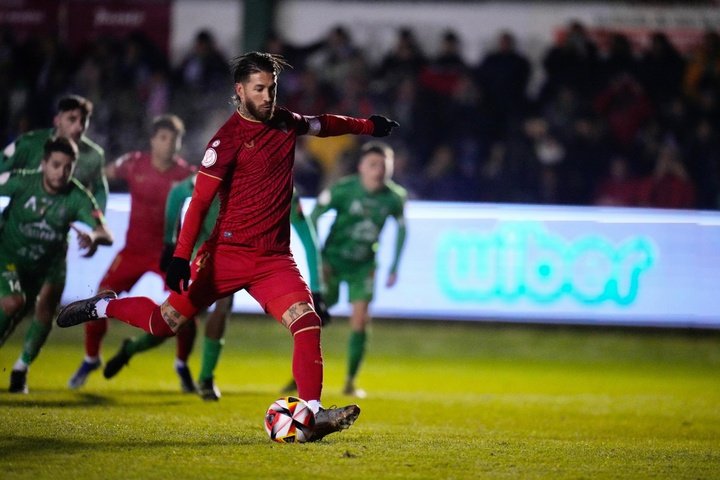 Sergio Ramos lanza un penalti en Astorga. Foto: SFC Media