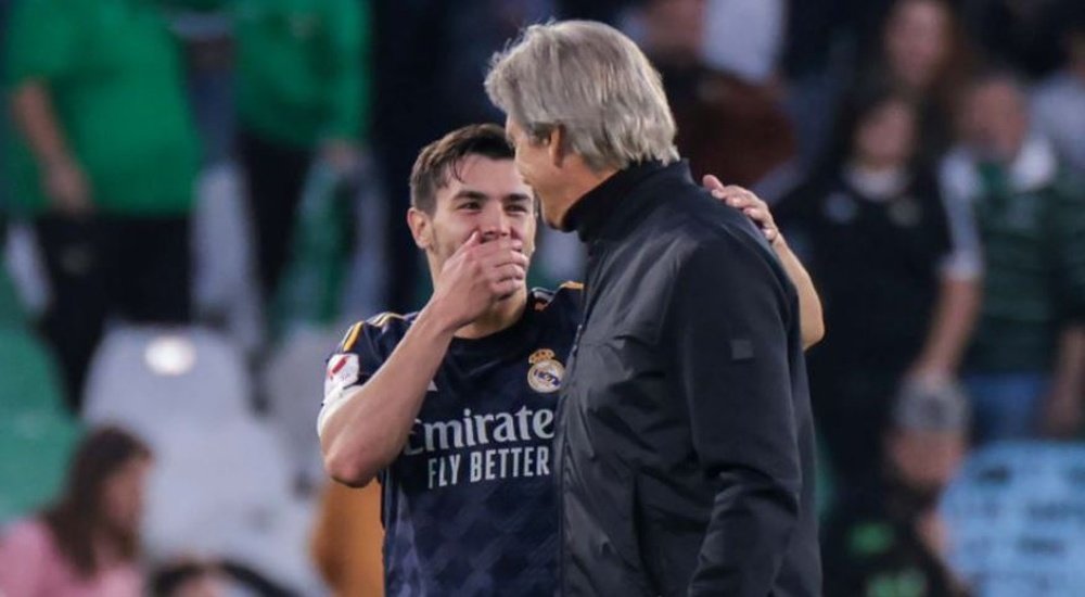 Manuel Pellegrini conversa con Brahim, al que conoce de la cantera del Málaga y el Manchester City.- LaLiga