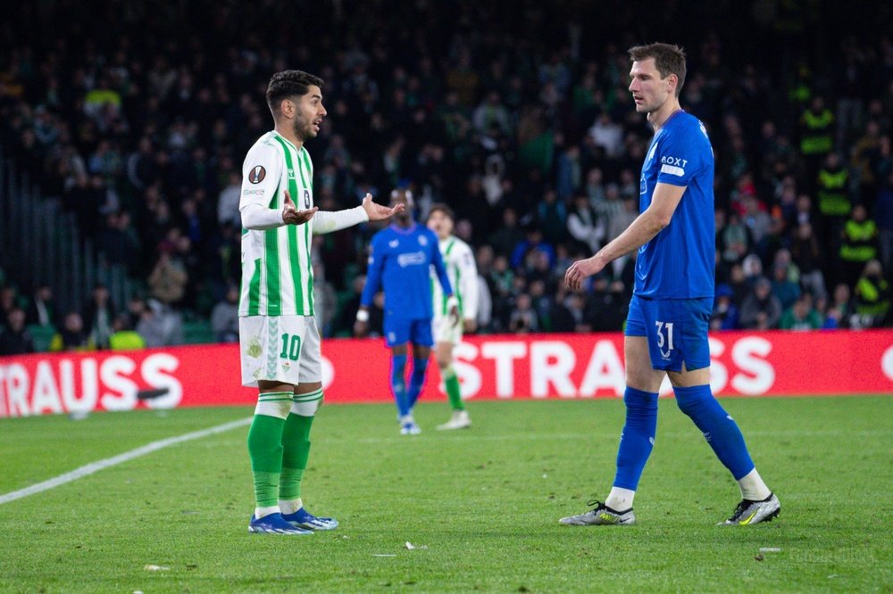 Ayoze se queja ante el colegiado del partido y Barisic. Francisco Gordillo