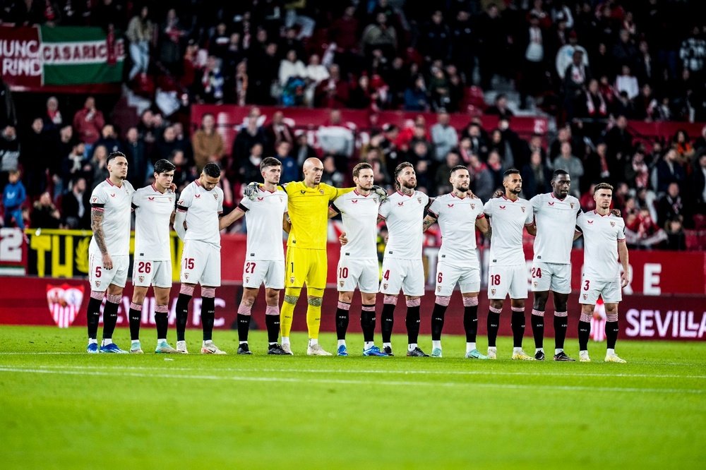 Jugadores del Sevilla FC en el minuto de silencio por el fallecimiento de Rafael Carrión Foto: Sevilla FC