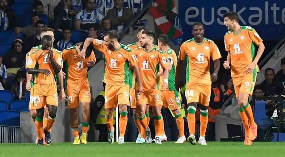 Los jugadores béticos celebran con Juan Cruz el gol de la pasada campaña en Anoeta en el triunfo ante la Real Sociedad por 0-2, pues luego marcaría Borja Iglesias en el descuento.- Efe