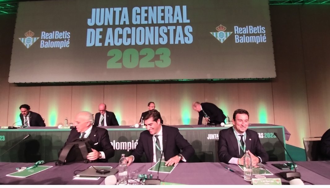 Una reciente Junta de Accionistas del Real Betis celebrada en el Hotel Renacimiento.-  PGM