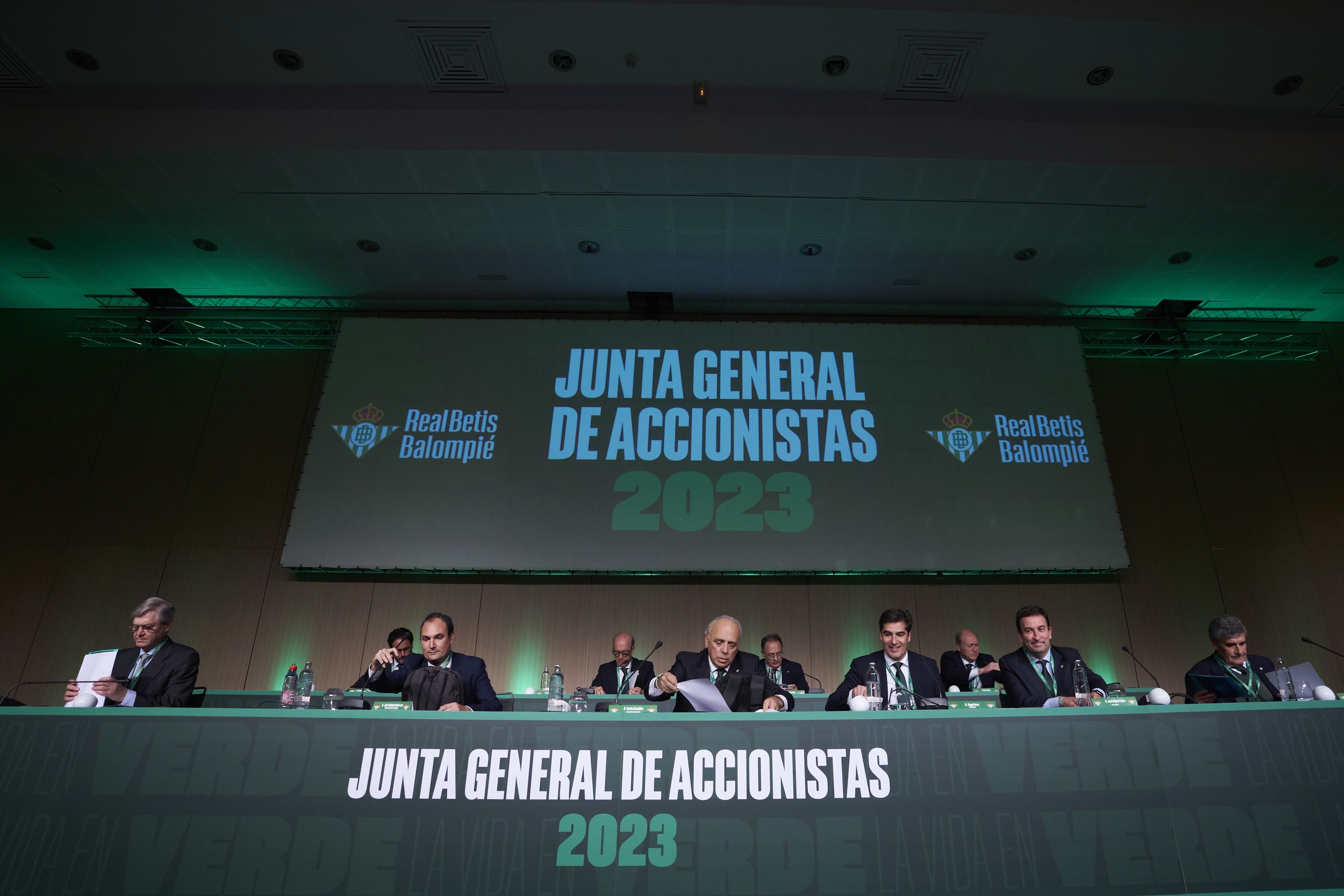 La Junta de Accionistas del Real Betis se celebró en el Hotel Renacimiento.-  PGM