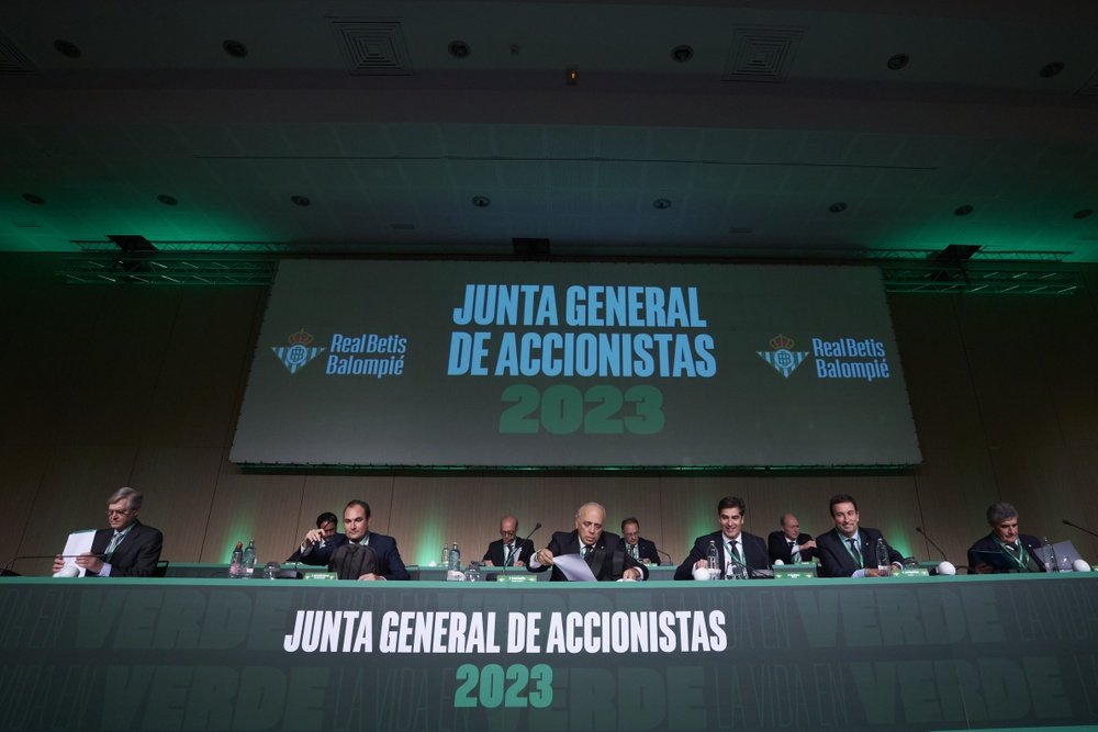 La Junta de Accionistas del Real Betis se celebró en el Hotel Renacimiento.- RBB