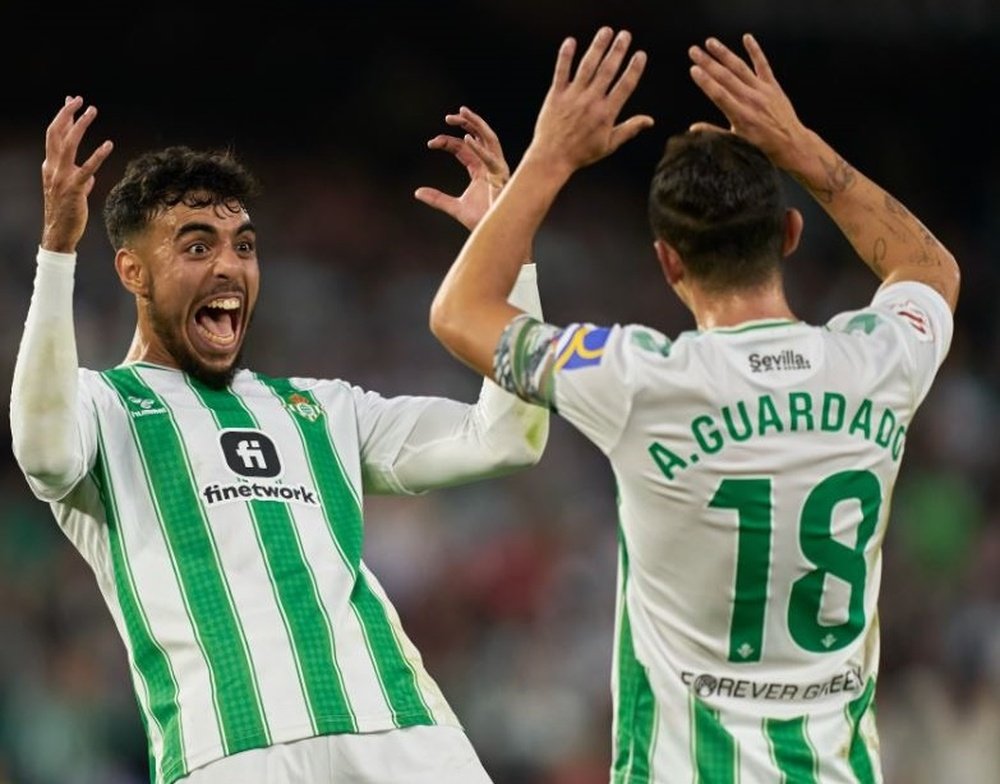 El central bético Chadi Riad celebra un gol con Andrés Guardado, ahora en el Club León mexicano.- RBB