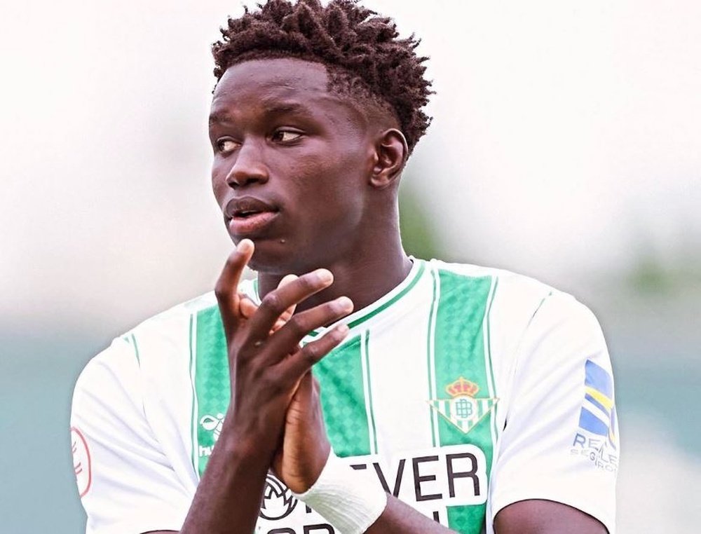 Nobel Mendy debuta en una convocatoria con el primer equipo del Real Betis.- RBB