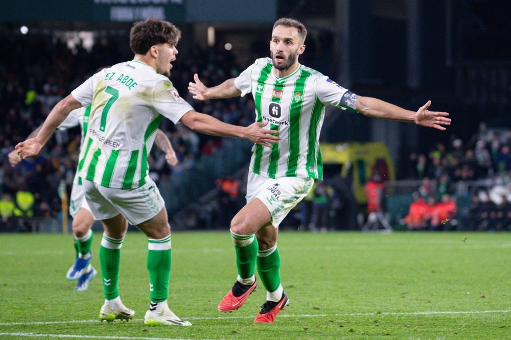 Pezzella celebra junto a Abde un gol en el Benito Villamarín.- Francisco Gordillo