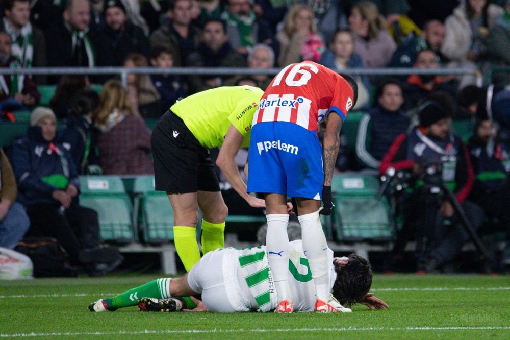 De Burgos Bengoechea se interesa por la lesión de Bellerín tras sufrir una dura entrada de Savinho que el árbitro no sancionó.- Francisco Gordillo