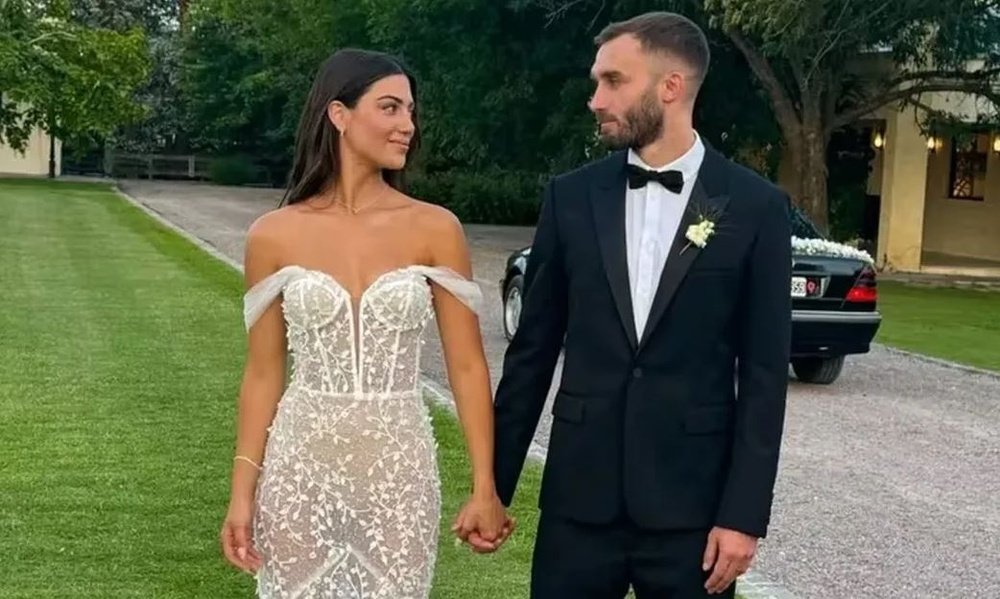 Germán Pezzella y Agustina Bascerano, instantes después de contraer matrimonio.- Instagram