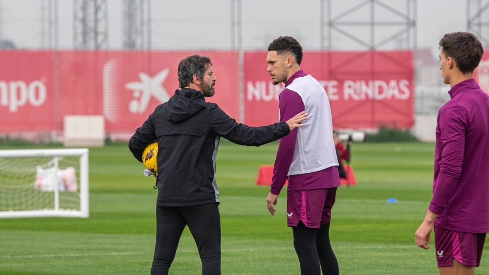 Imagen de Quique Sánchez Flores hablando con Lucas Ocampos durante un entrenamiento.-Mario Míjenz