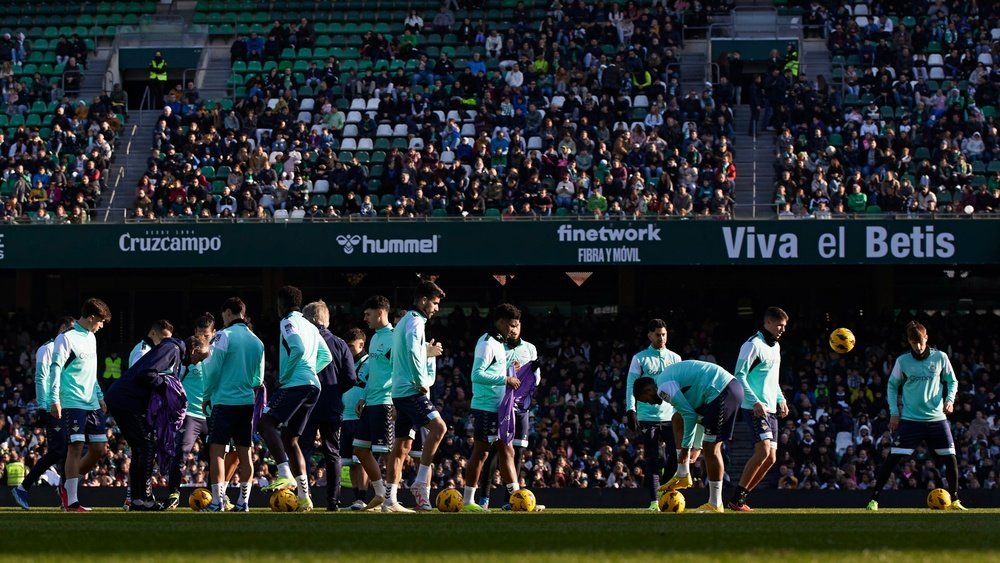 El Betis se entrena a puertas abiertas delante de su afición. RBB