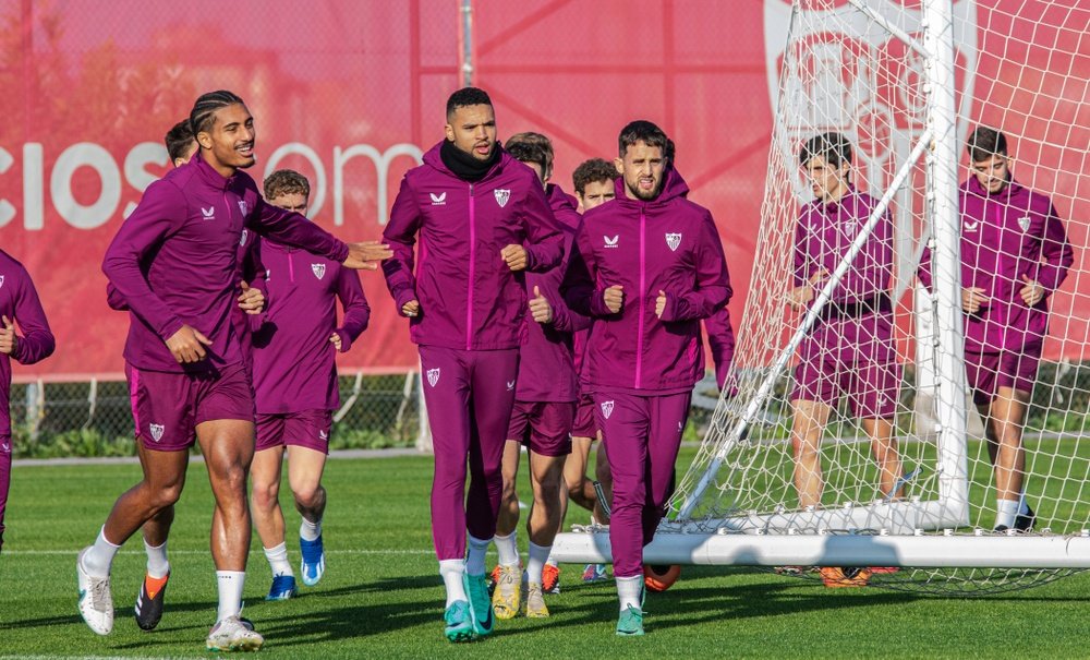 Imagen de Januzaj junto a En-Nesyri entrenándose con el Sevilla FC | Imagen: Mario Míjenz