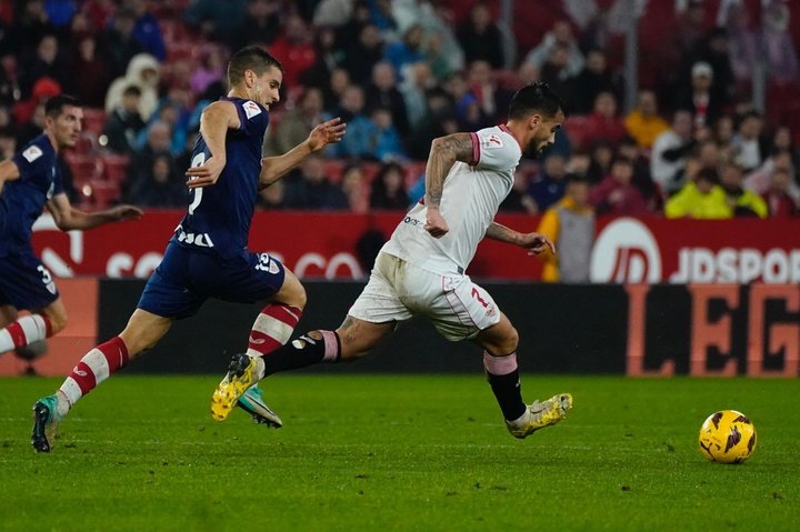 Suso disputa un balón en el Sevilla FC - Athletic Club. Foto: SFC Media