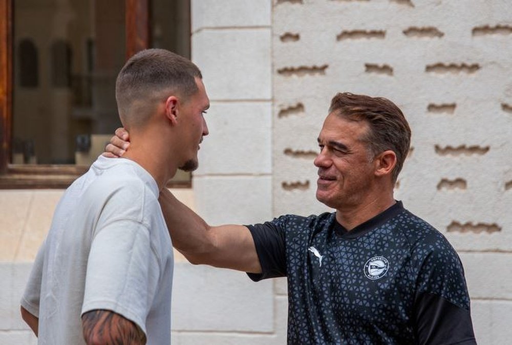 Luis García Plaza conversa con Rafa Marín, que se puede perder el choque ante el Real Betis por un fuerte golpe sufrido este viernes.-