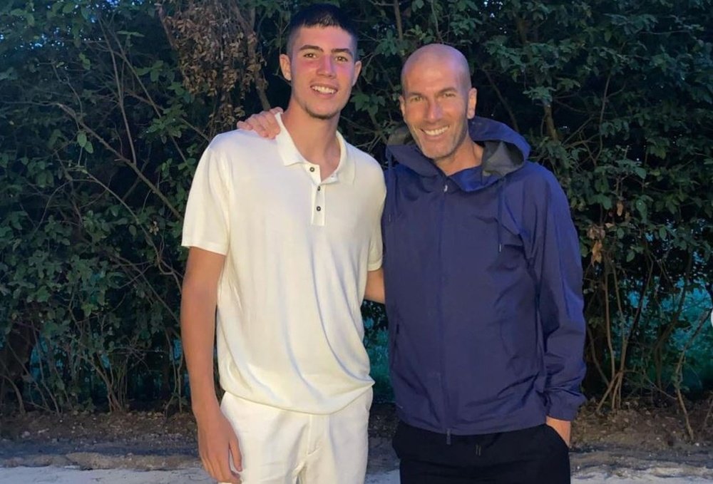 Elyaz Zidane (1.95 metros), junto a su padre, Zinedine Zidane.- Instagram