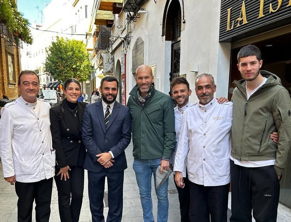 Zinedine Zidane y su hijo Elyaz se fueron a comer a La Isla para celebrar su fichaje por el Real Betis.-