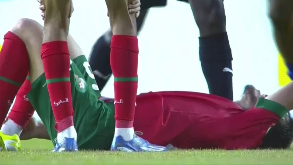 Abde se duele en el césped de la entrada recibida en el debut de Marruecos en la Copa África.