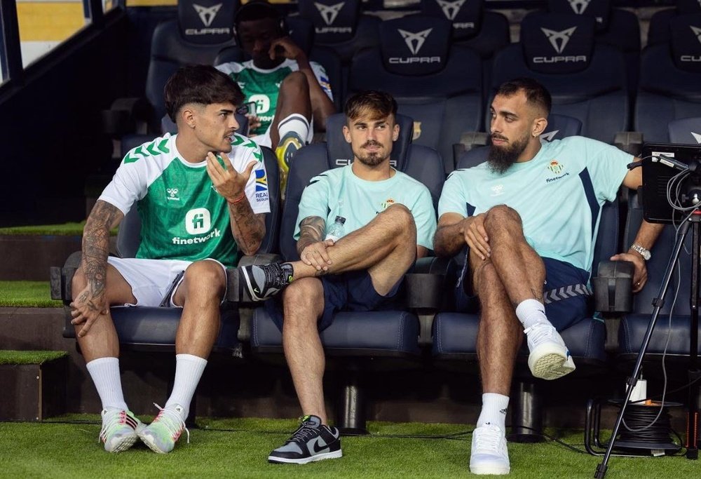 Juan Cruz, Rodri y Borja Iglesias, tres jugadores del Real Betis con ofertas para salir en este mercado, al igual que Luiz Henrique, que aparece detrás. RBB