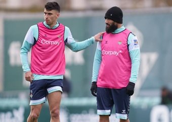 Marc Roca y Nabil Fekir, durante un entrenamiento.- RBB