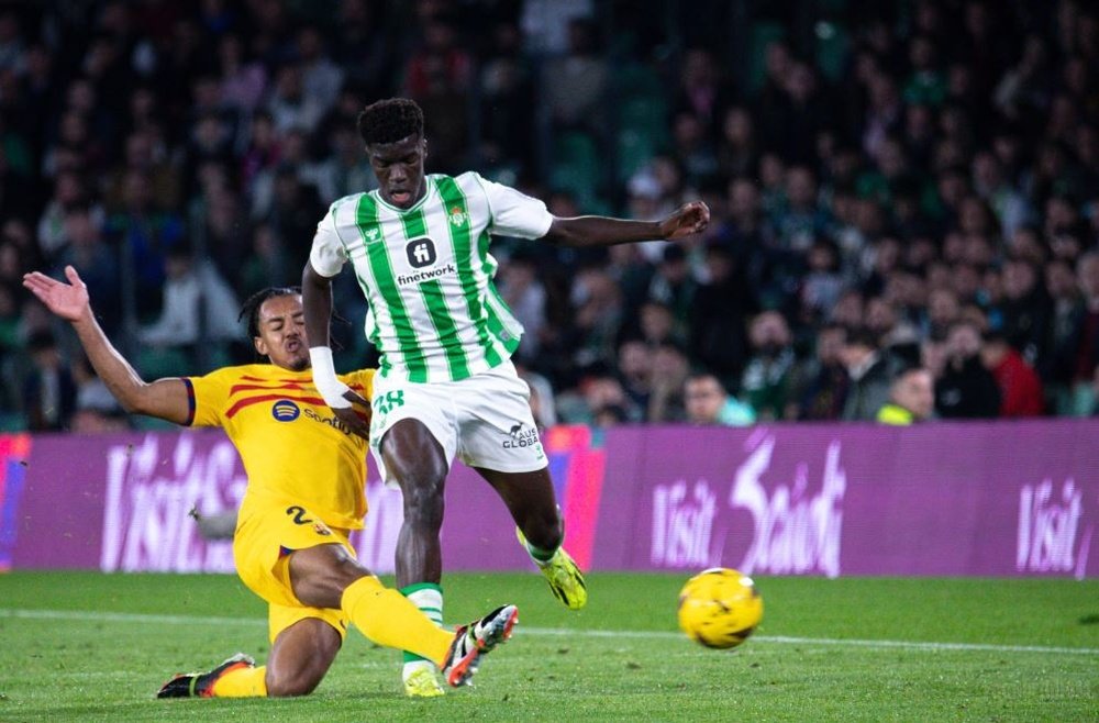 Koundé se cruza ante Assane Diao durante el partido de este domingo entre Real Betis y FC Barcelona.- Francisco Gordillo