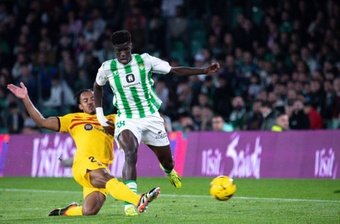Koundé se cruza ante Assane Diao durante el partido de este domingo entre Real Betis y FC Barcelona.-  Francisco Gordillo