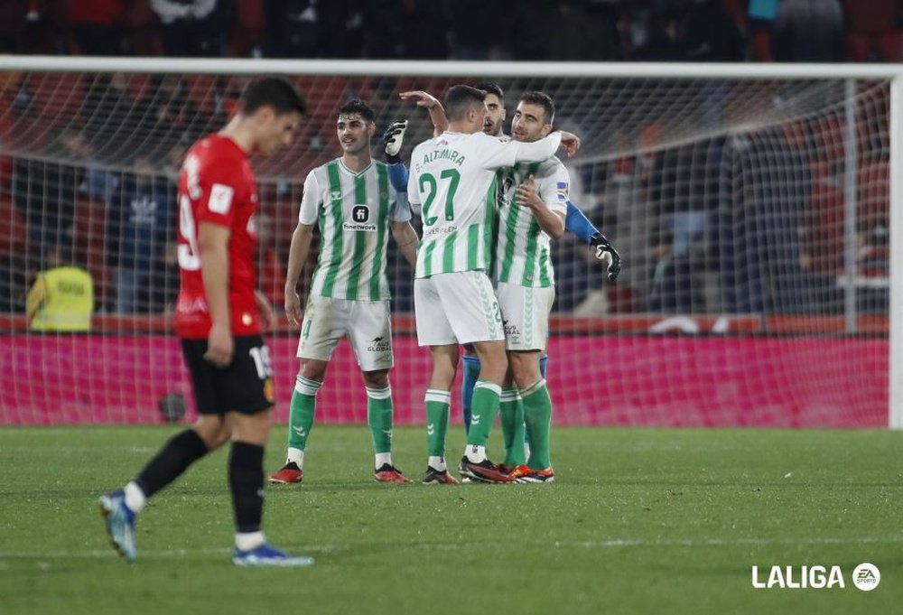 Los jugadores béticos Johnny, Altimira, Rui Silva y Sokratis celebran el triunfo en Son Moix ante el Mallorca.- RBB