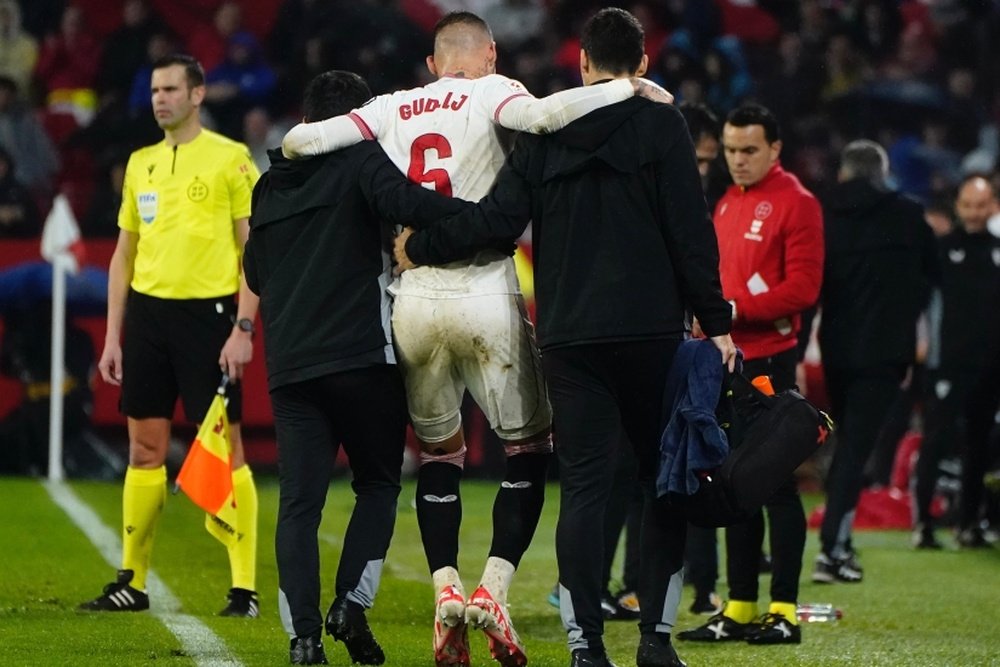 Gudelj se marchó lesionado tras notar molestias en su rodilla izquierda. Foto: Sevilla FC