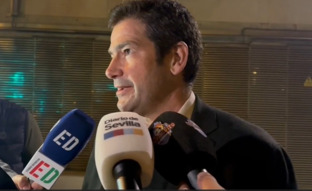 Ramón Alarcón, CEO del Real Betis, atiende a los medios casi a las tres de la madrugada.- PGM