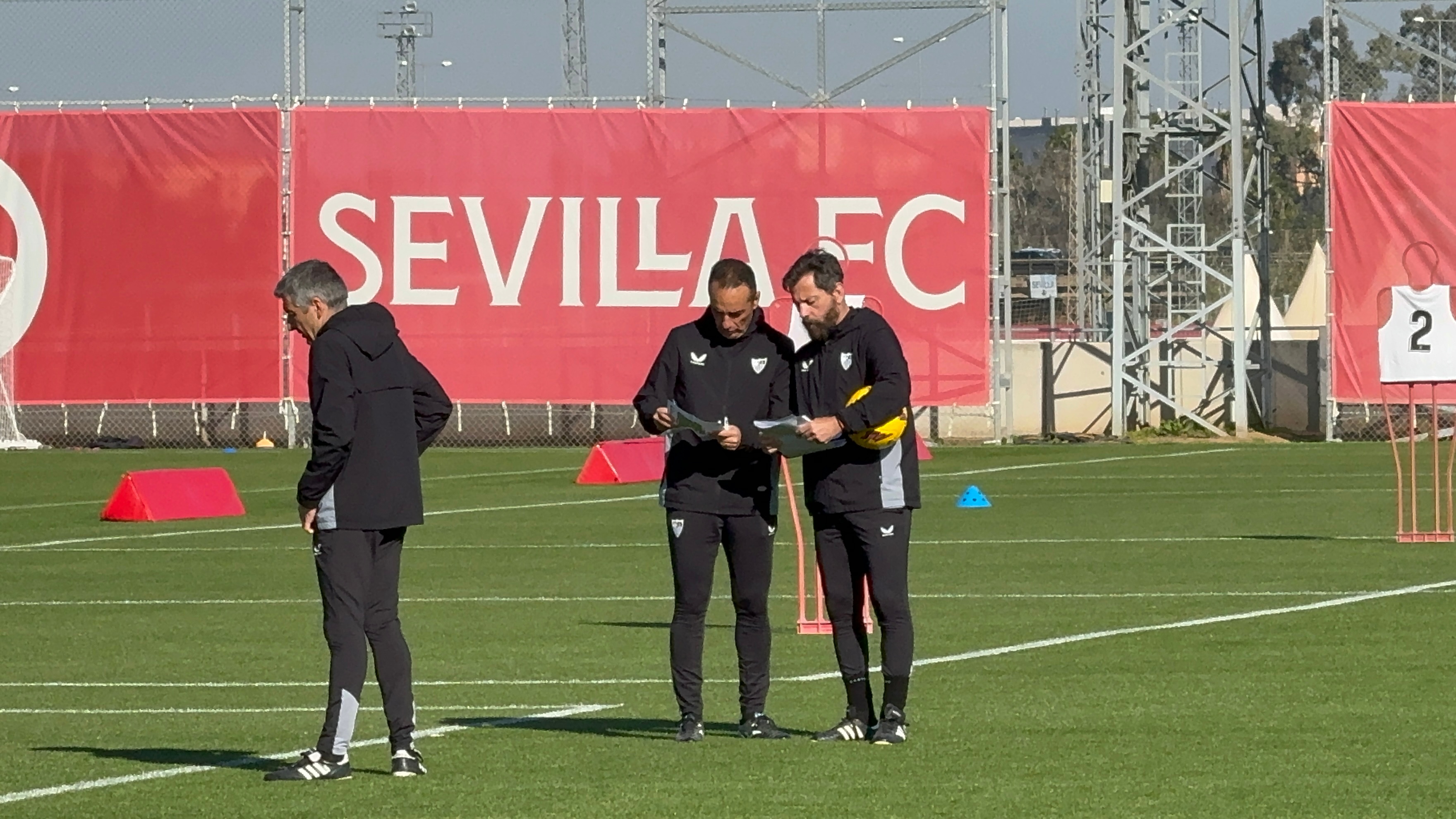 Quique Sánchez Flores y José Luis Oltra conversan en un entrenamiento del Sevilla FC. Foto: José Manuel Rodríguez