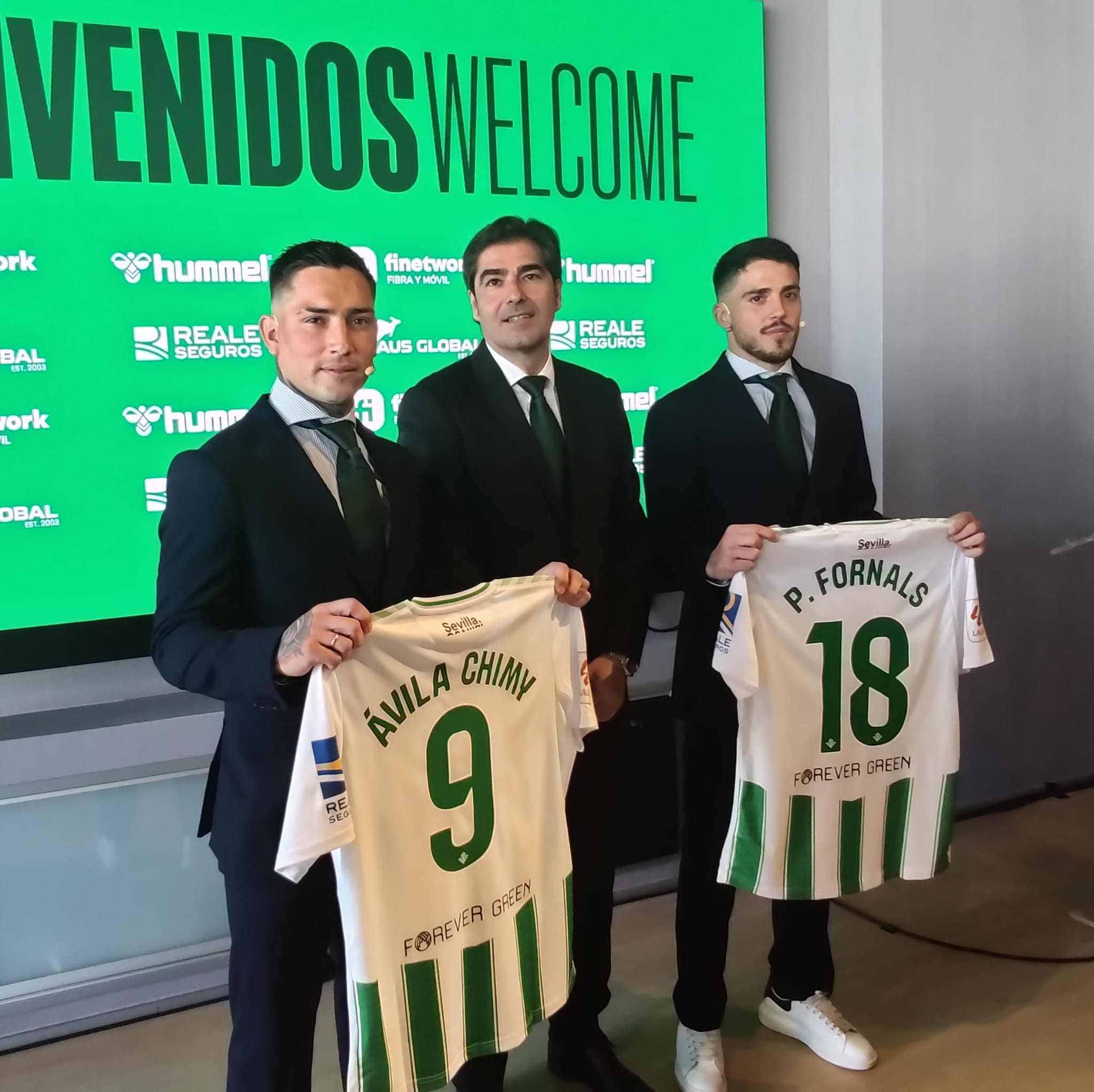 Pablo Fornals y el Chimy Ávila junto a Ángel Haro en la presentación de hoy.- Pepe Elías