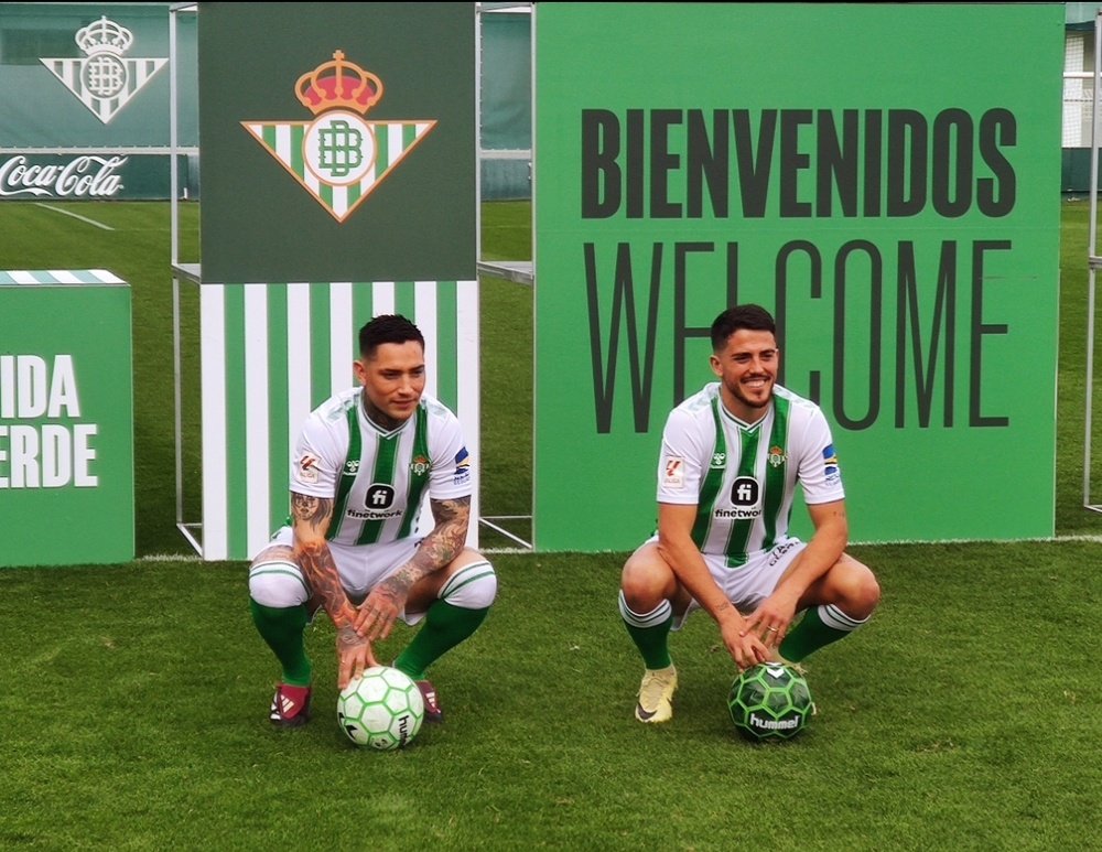 El Chimy Ávila y Pablo Fornals posan como nuevos jugadores béticos.- PE