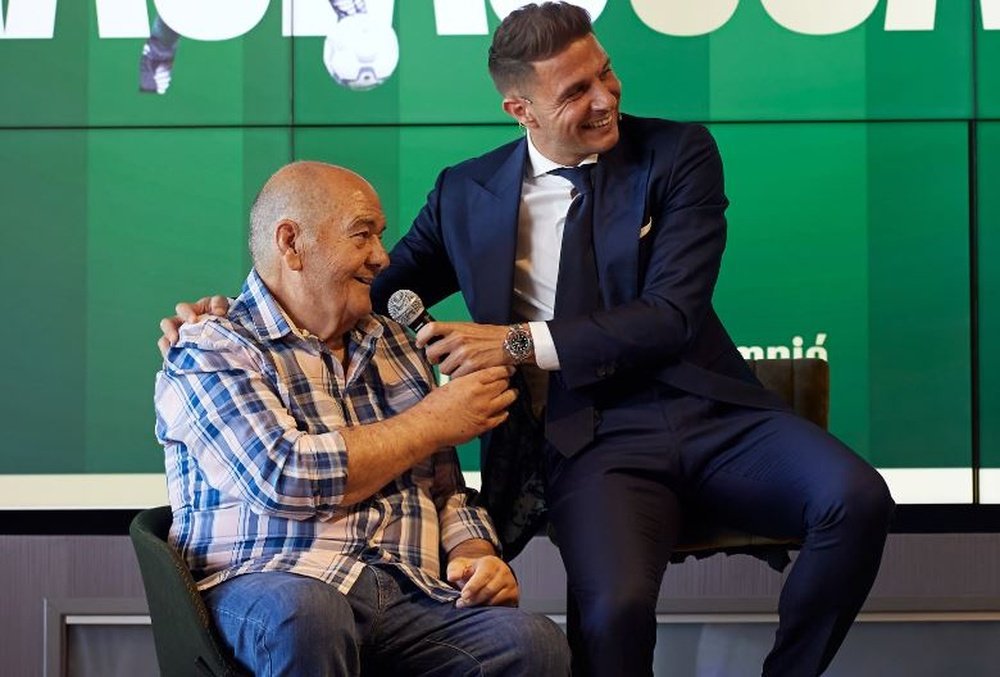 Joaquín, junto a su padre, don Aurelio Sánchez, durante la despedida del primero.- RBB