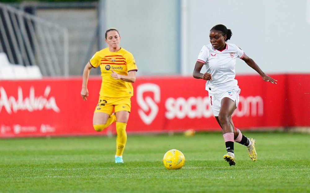 Toni Payne conduciendo un balón en el partido ante el FC Barcelona.- SFC