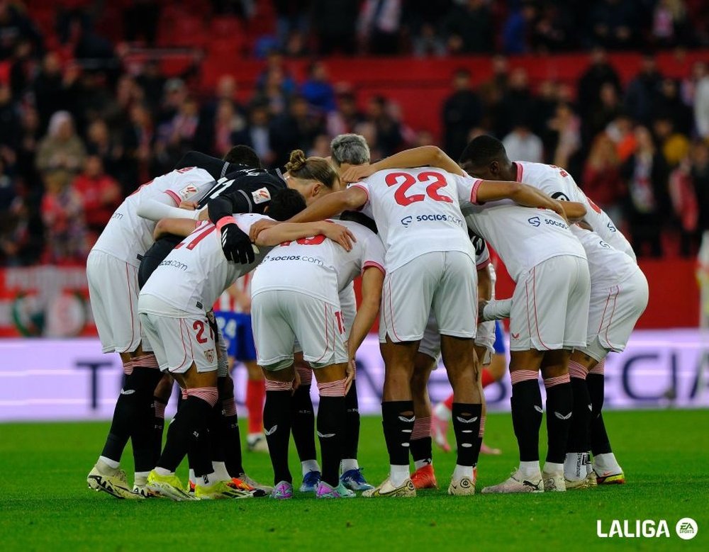 Piña de los jugadores del Sevilla FC ante del partido frente al Atlético de Madrid  Foto: LaLIga