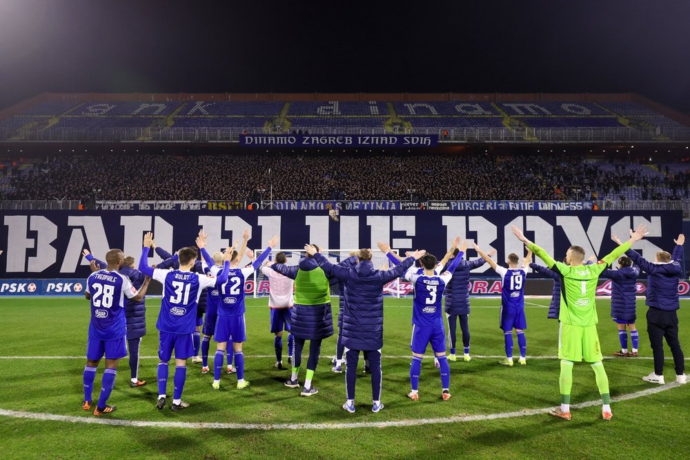 Los jugadores del Dinamo de Zagreb junto a su afición.- Dinamo de Zagreb