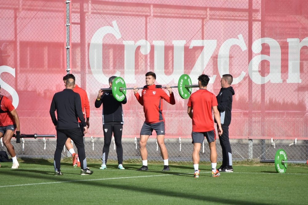 Kike Salas en su primer entrenamiento con el grupo tras superar una lesión Foto: Mario Míjenz