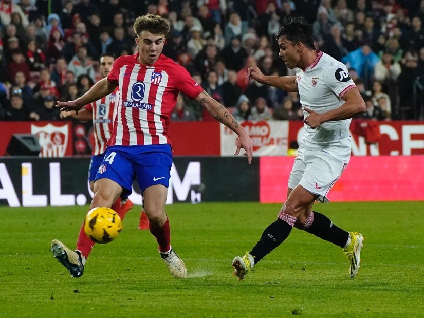 Óliver Torres en el partido ante el Atlético de Madrid.- SFC