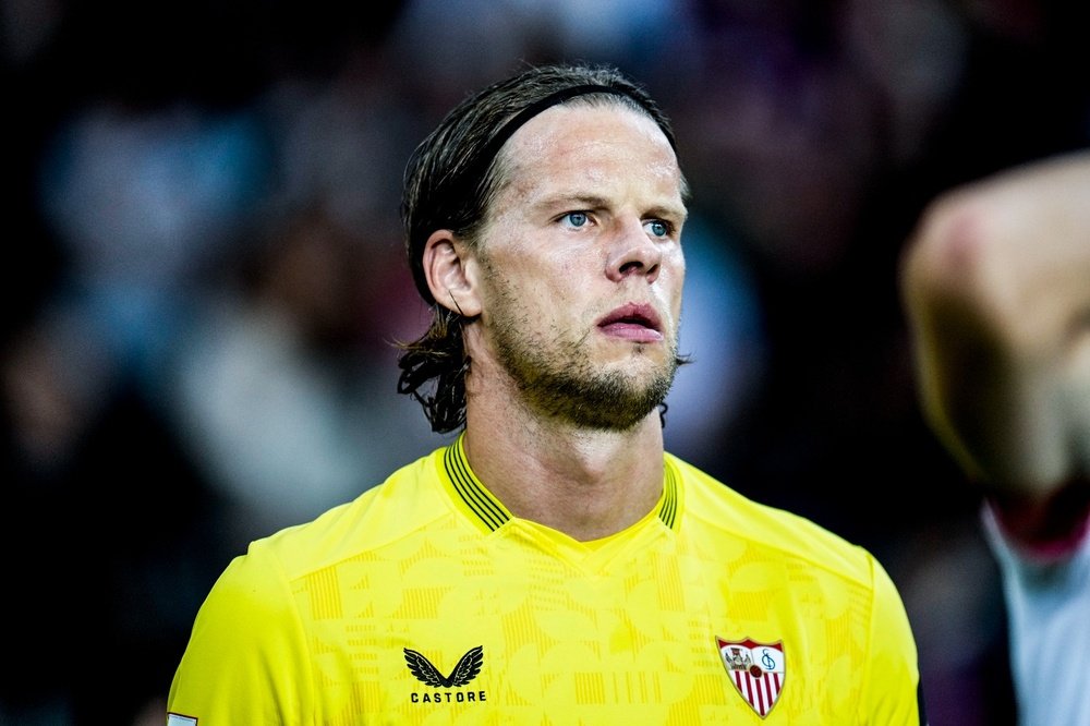 Nyland en un partido con el Sevilla FC