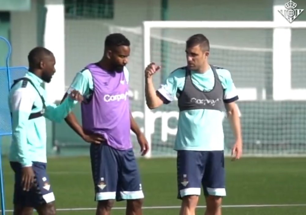 Sabaly, Bakambu y Sokratis, durante el entrenamiento de este sábado. - RBB