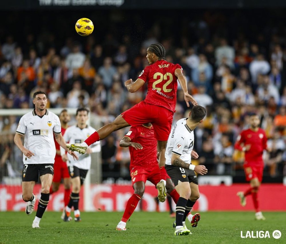 Badé rematando un balón de cabeza en el partido entre Valencia CF y Sevilla FC Foto: Sevilla FC