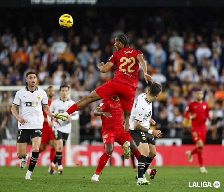 Badé rematando un balón de cabeza en el partido entre Valencia CF y Sevilla FC   Foto: Sevilla FC