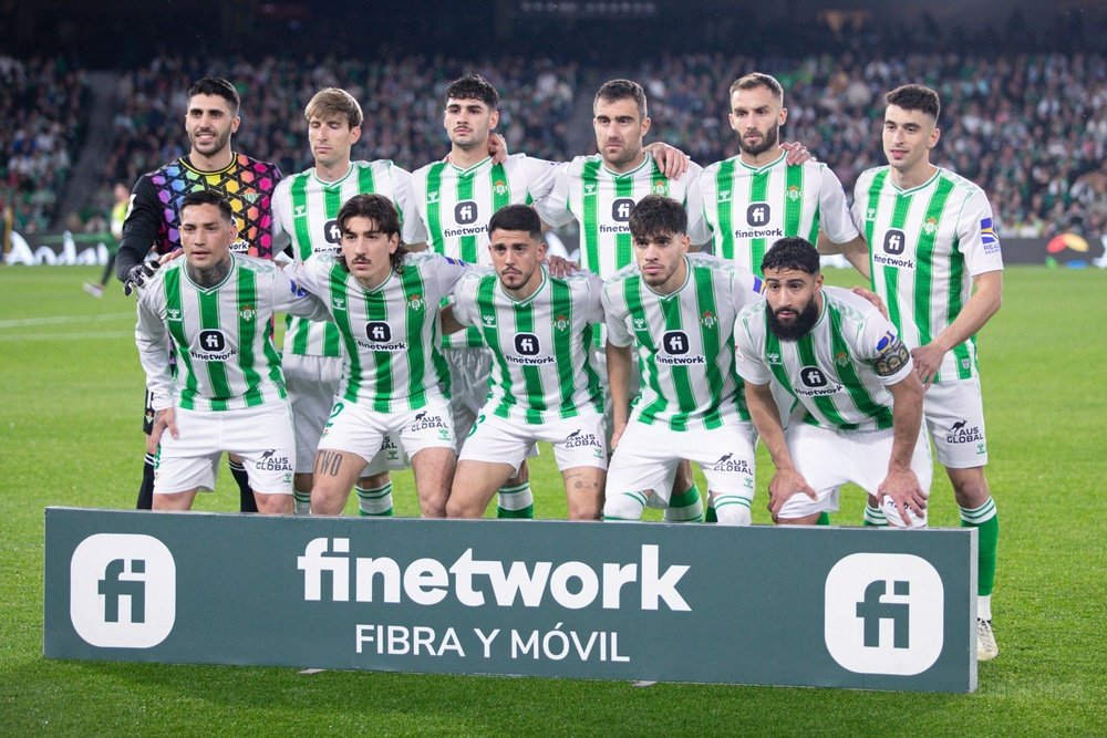 Juan Miranda, Sokratis y Marc Roca salieron de titulares este domingo y vieron la quinta tarjeta ante el Alavés.- Francisco Gordillo