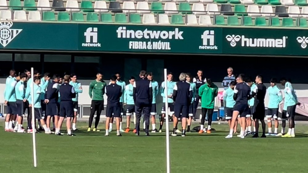 Los jugadores del Real Betis, atentos a la charla de Manuel Pellegrini-.PG