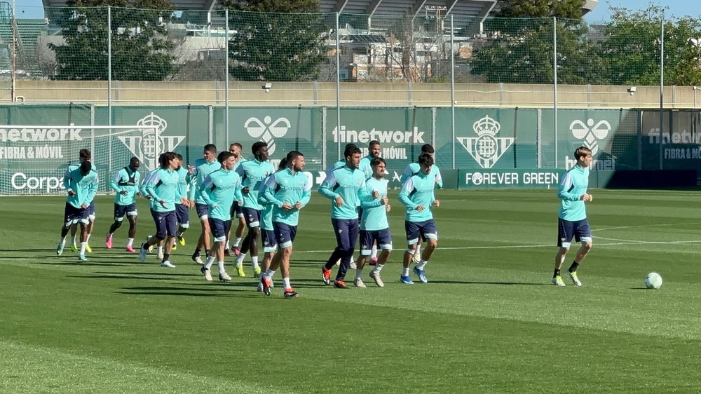 El Betis se ejercita en la CD Luis del Sol antes de viajar a Zagreb. PG