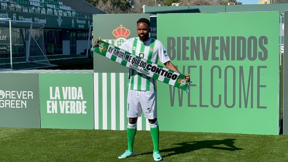 Cédric Bakambu posa con la elástica verdiblanca.-PG