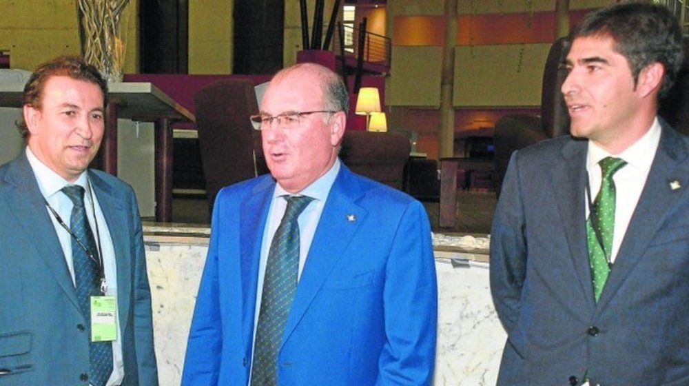 José Miguel López Catalán, Manuel Castaño y Ángel Haro, antes de la histórica. junta de accionistas de septiembre de 2015 en la que se disputaron la presidencia del club.- M.G: