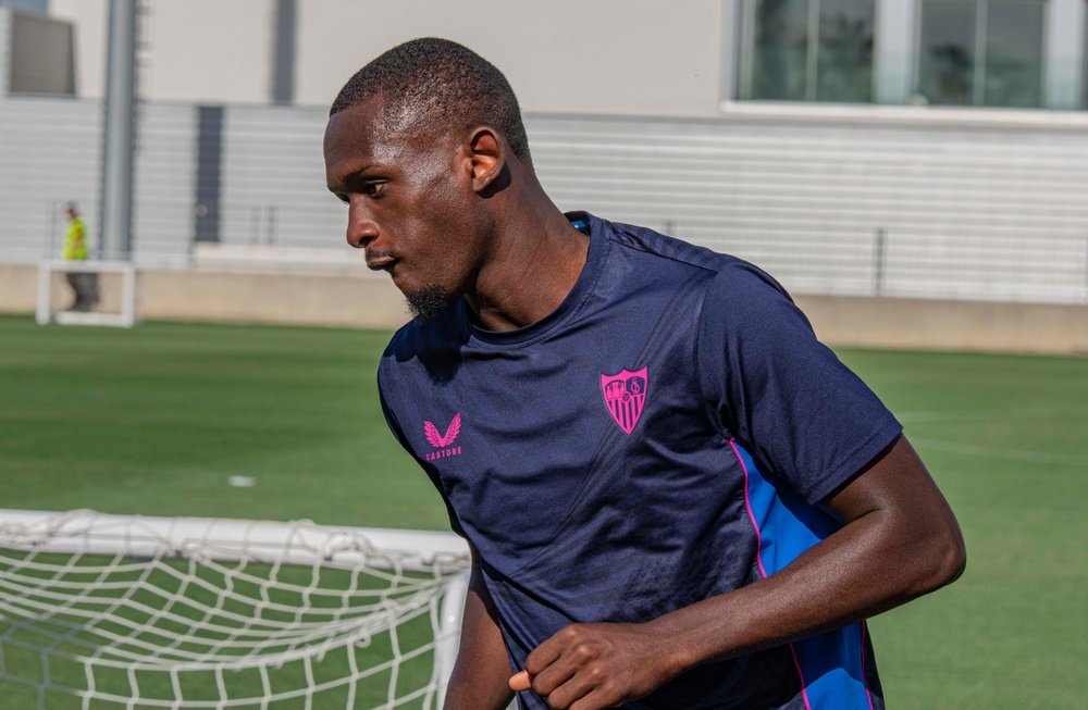 Imagen de Tanguy Nianzou en el entrenamiento del Sevilla FC | Imagen de Mario Míjenz