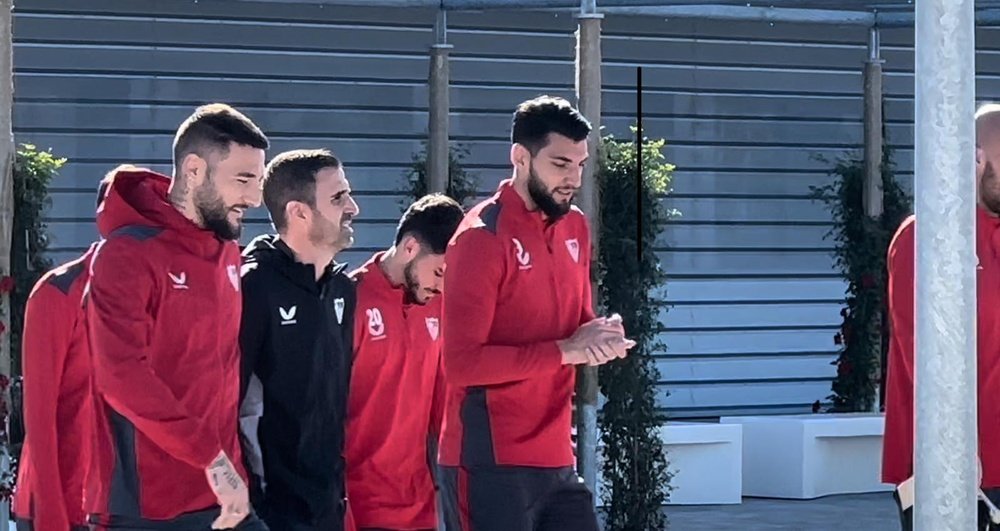 Nemanja Gudelj, junto a Rafa Mir e Isaac Romero en el entrenamiento de hoy.- Mario Míjenz